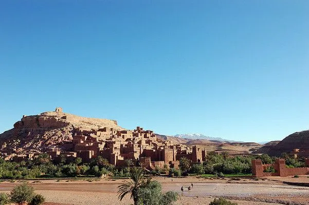 Ksar Ajt Bin Haddu z glinianymi domami na wzgórzu nad doliną rzeki
