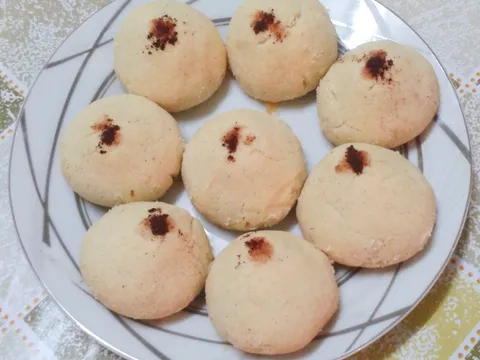 Ciasteczka ghriba z popękaną skórką na talerzu