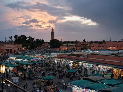Maroko | Plac Dżemaa el-Fna o zachodzie słońca