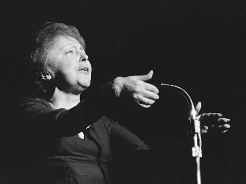 Edith Piaf podczas koncertu w Holandii