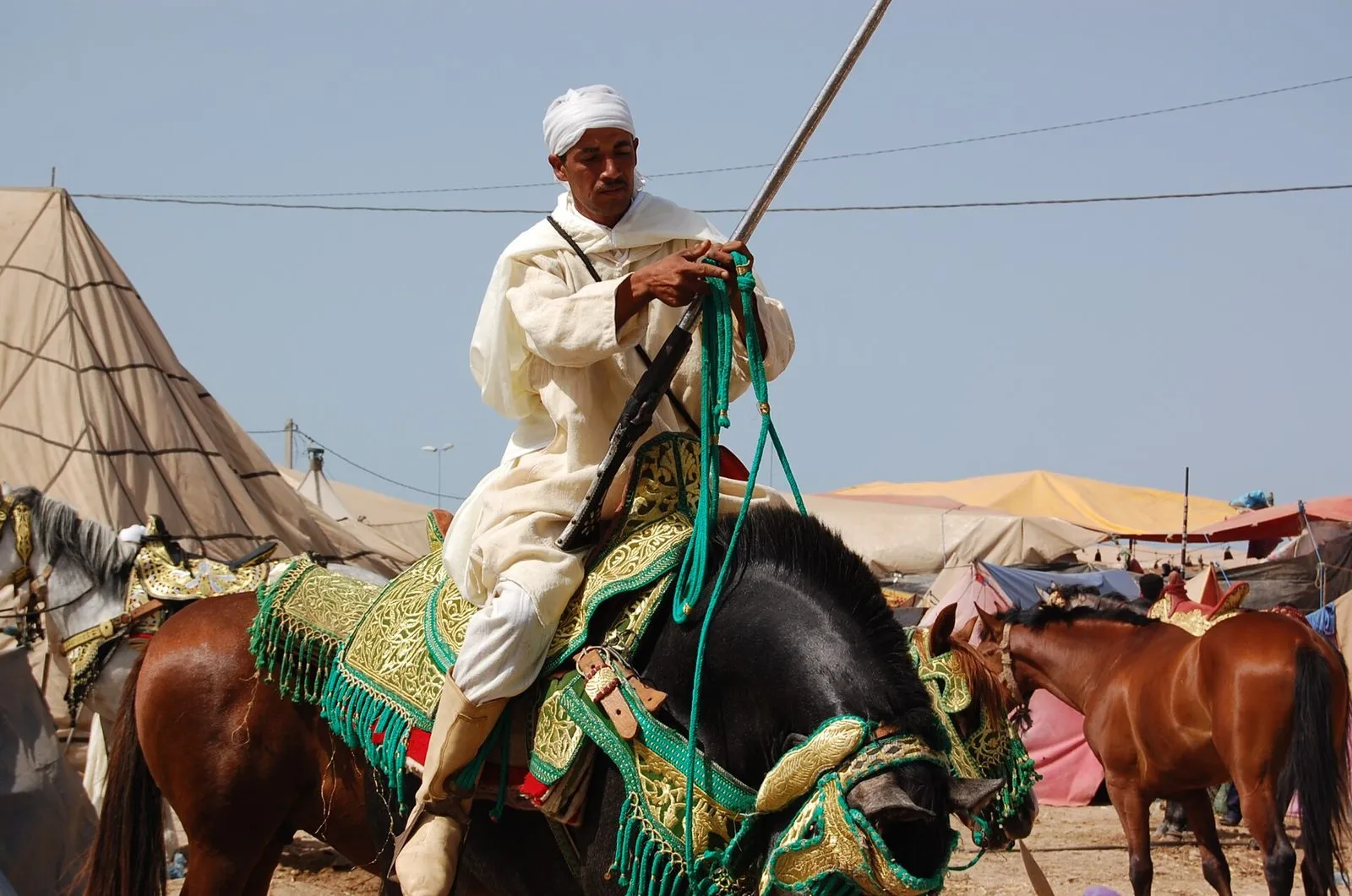 Maroko | Jeździec w odświętnym stroju podczas fantazji w Moulay Abdallah Maroko | Jeździec w odświętnym stroju podczas fantazji w Moulay Abdallah