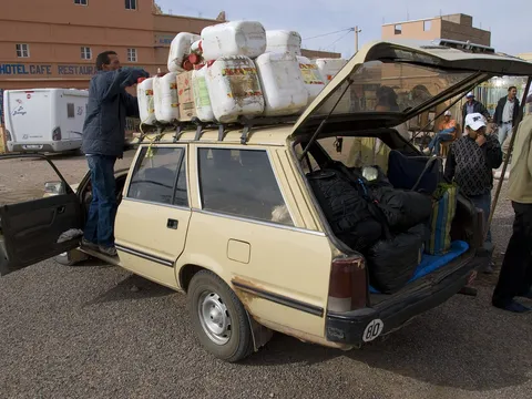 Maroko | Wyładowana bagażami taksówka zbiorowa (grand taxi)
