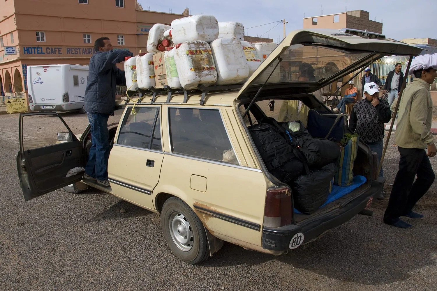 Maroko | Wyładowana bagażami taksówka zbiorowa (grand taxi)