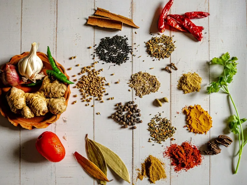 Aromatyczne przyprawy do hariry — kurkuma, imbir, cynamon i szafran