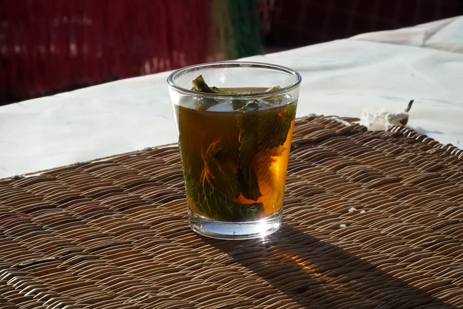 Maroko | Szklanka herbaty miętowej w Marrakeszu