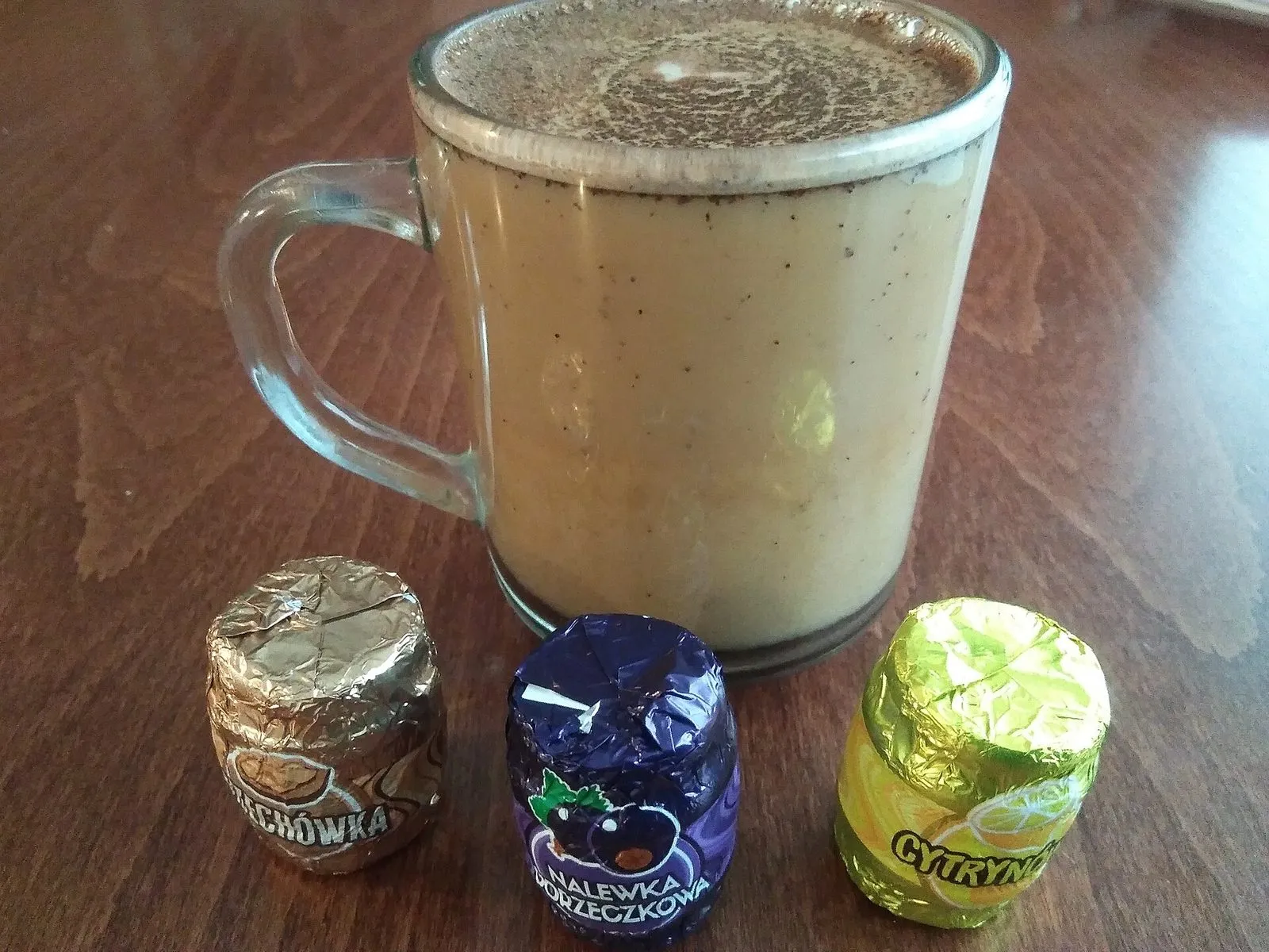 Kawa z mlekiem podana w szklance