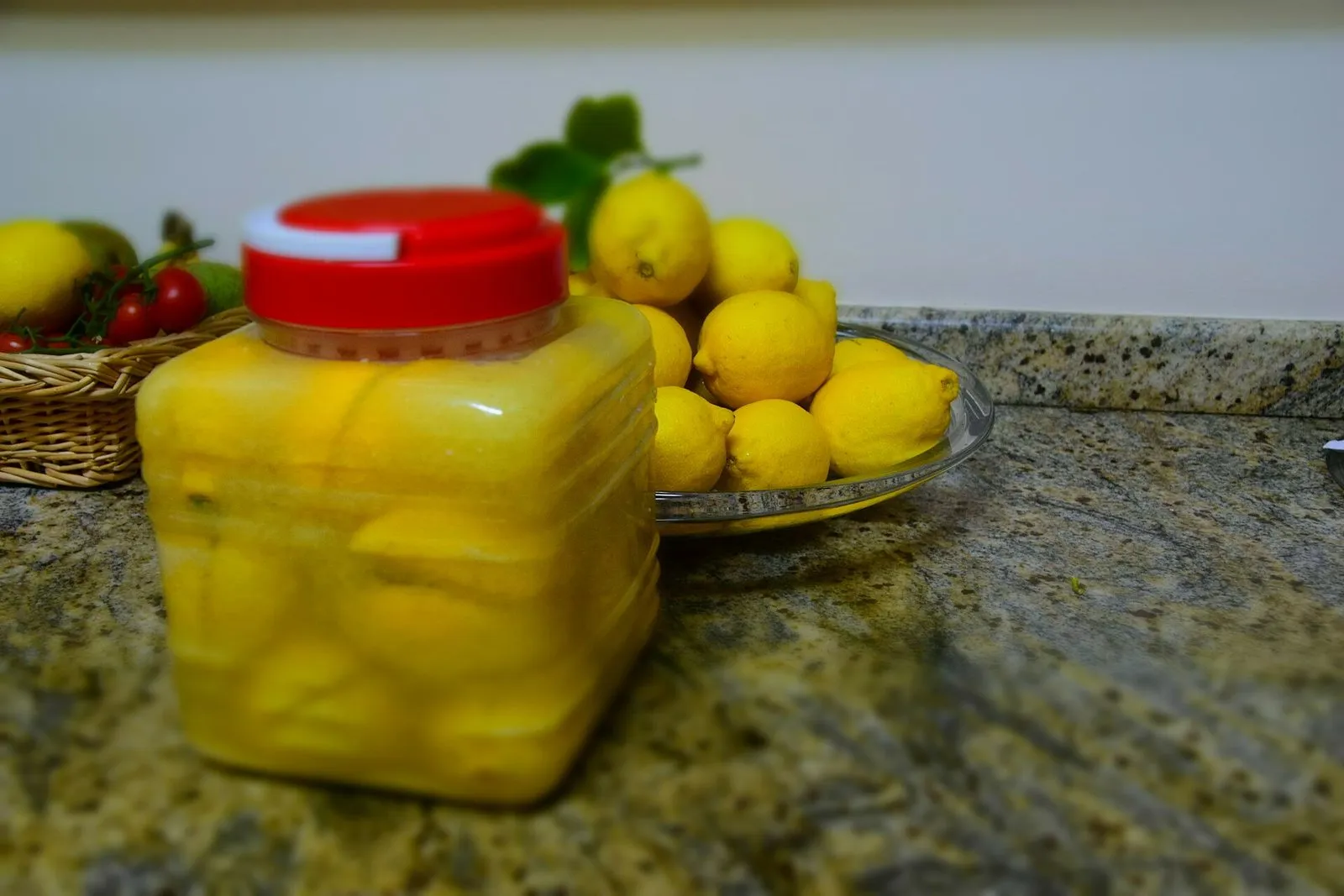 Słoik kiszonych cytryn