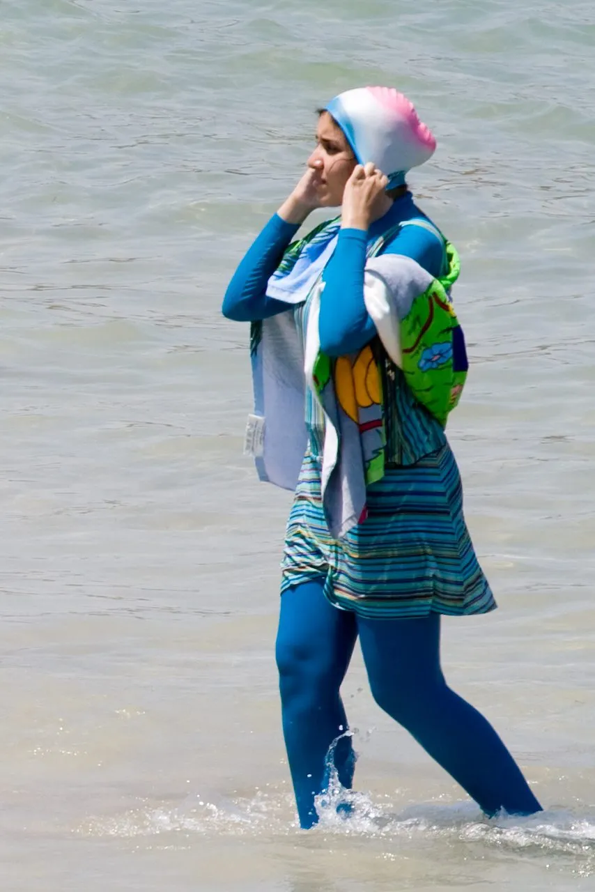 Kobieta w stroju kąpielowym burkini Kobieta w stroju kąpielowym burkini