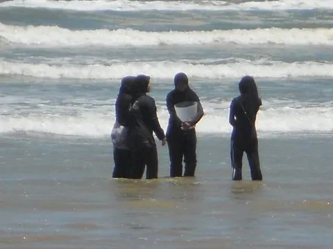 Moda islamska | Kobiety kąpiące się w morzu w strojach burkini