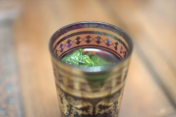 Maroko | Aromatyczna herbata w tradycyjnej marokańskiej szklance