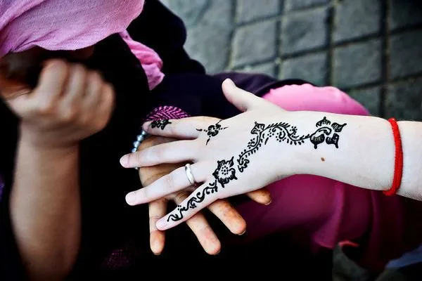 Maroko | Piękną pamiątką z Maroka może być henna