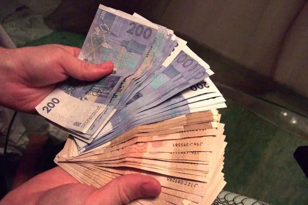 Maroko | Dirham to podstawowa waluta używana od 1960r. w Maroku i Saharze Zachodniej. Jeden dirham dzieli się na sto centymów