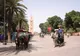 Maroko | Dorożki na ulicy Marrakeszu, w tle minaret Kutubijji