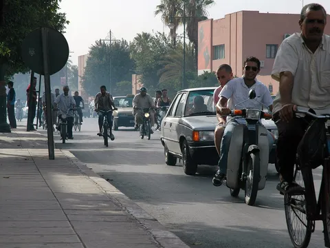 Maroko | Ruch uliczny na Avenue Mohammed V w Marrakeszu