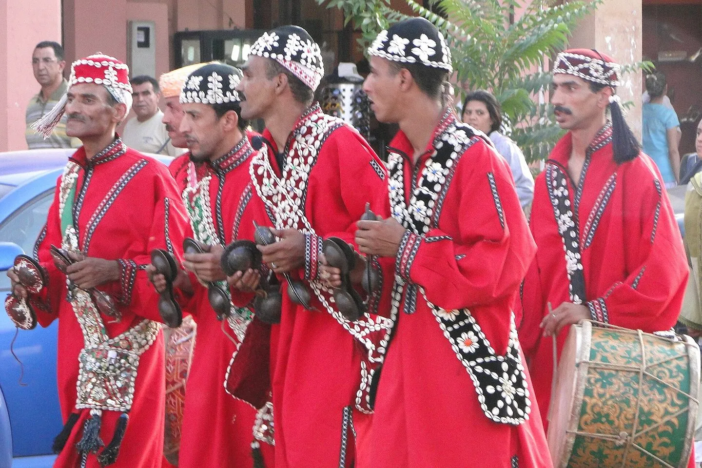 Maroko | Muzycy w ulicznej procesji w Marrakeszu