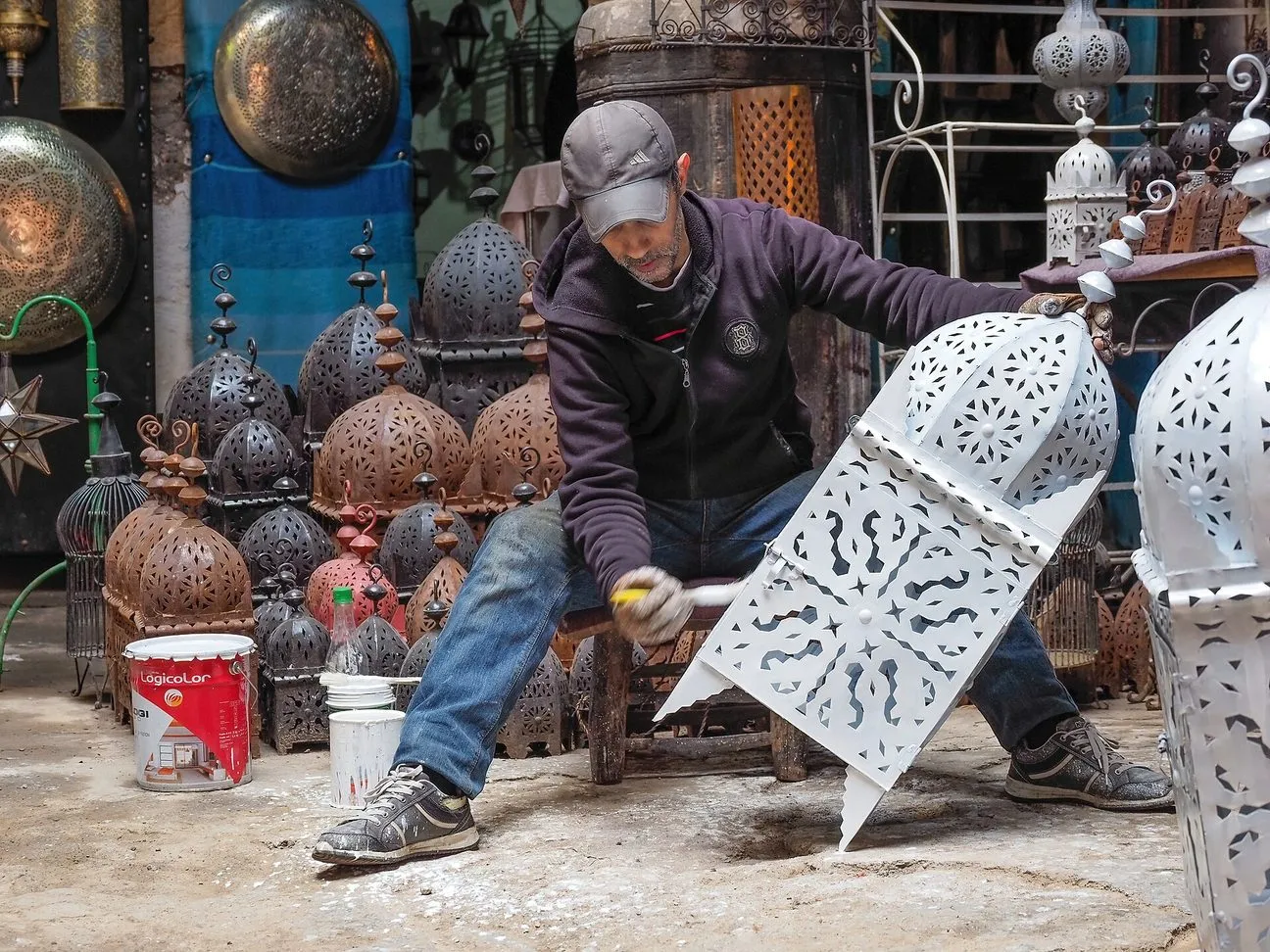 Maroko | Rzemieślnik wykonujący metalowe lampy w medynie Marrakeszu