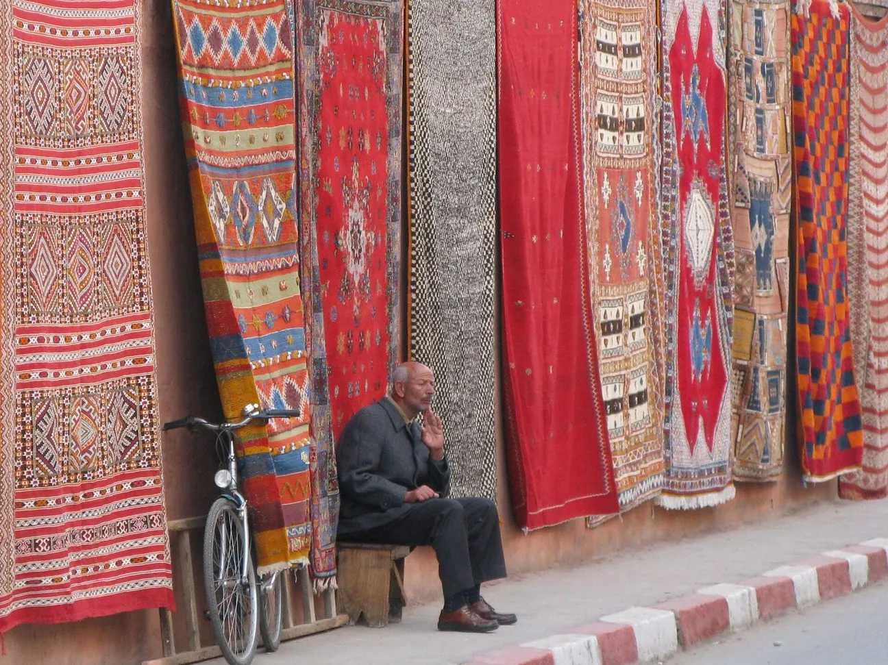 Maroko | Sprzedawca dywanów w Marrakeszu