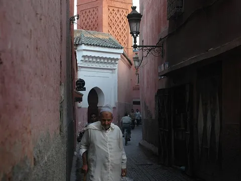 Maroko | Starszy mężczyzna przed meczetem Al-Wusta w Marrakeszu
