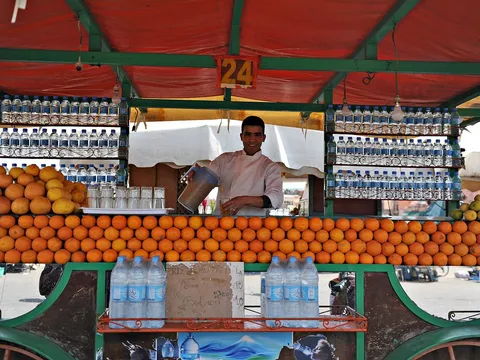 Maroko | Stoisko z sokami i napojami w Marrakeszu