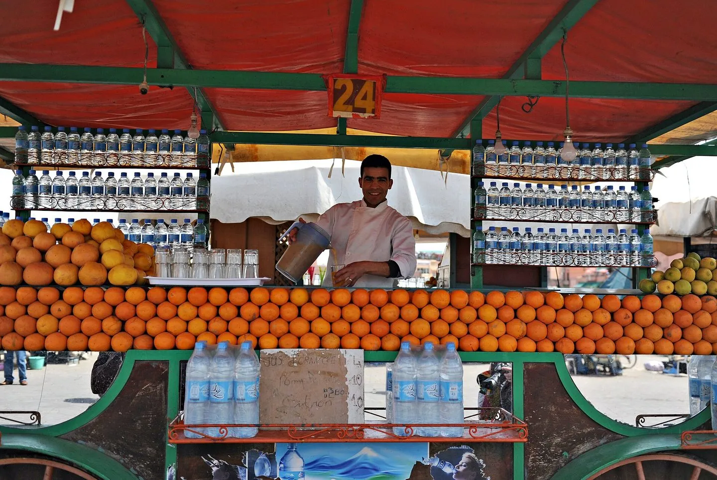 Maroko | Stoisko z sokami i napojami w Marrakeszu