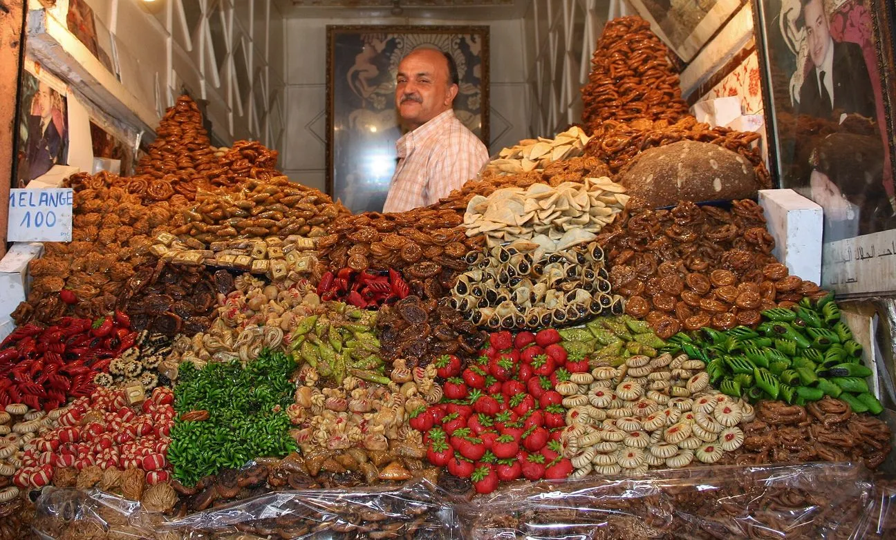 Maroko | Stragan z miodowymi ciastkami w sukach Marrakeszu