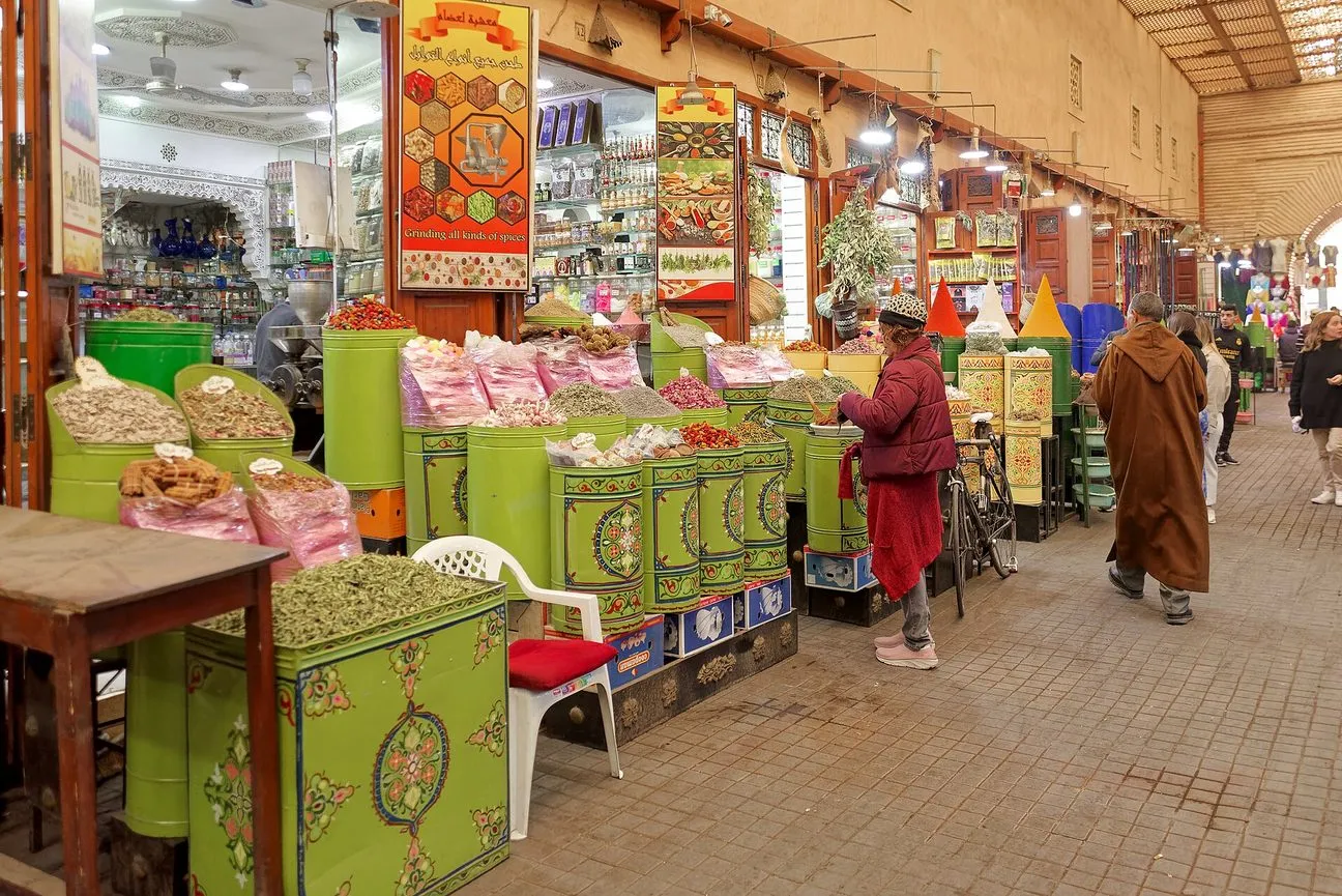 Maroko | Stragany z przyprawami na targu w Marrakeszu