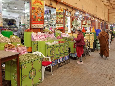 Maroko | Stragany z przyprawami na targu w Marrakeszu