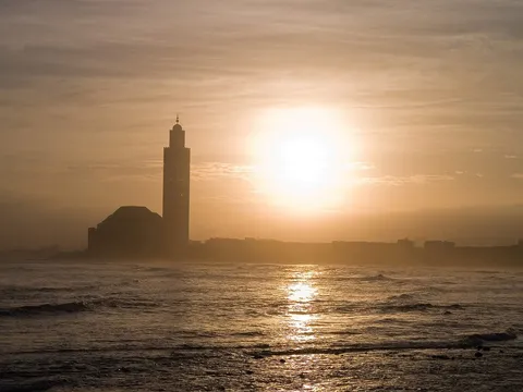 Maroko | Minaret Meczetu Hassana II w Casablance o zachodzie słońca