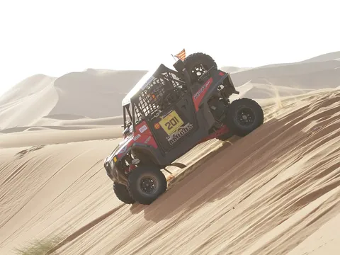 Maroko | Pojazd terenowy na wydmach podczas Merzouga Rally
