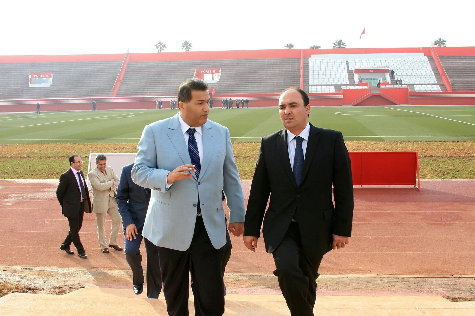 Maroko | Moncef Belkhayat (z prawej), minister sportu, na stadionie FUS w Rabacie