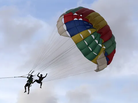 Parasailing – lot w tandemie na spadochronie holowanym przez łódź