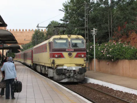 Maroko | Pociąg do Fezu na dworcu w Rabacie