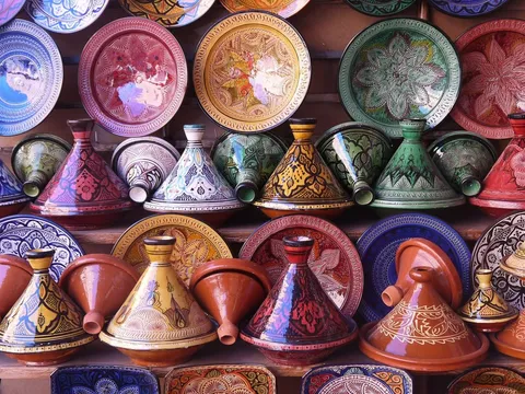 Maroko | Ceramiczne tadżiny w sklepie z ceramiką