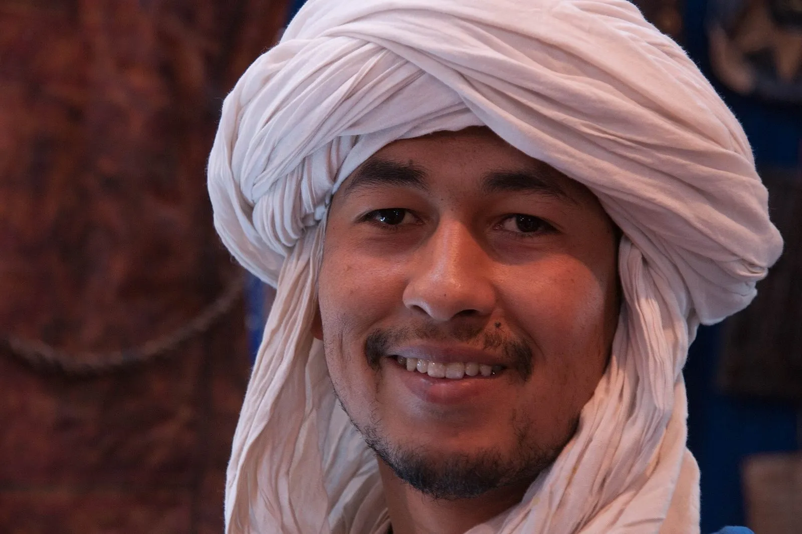 Maroko | Uśmiechnięty mężczyzna w turbanie